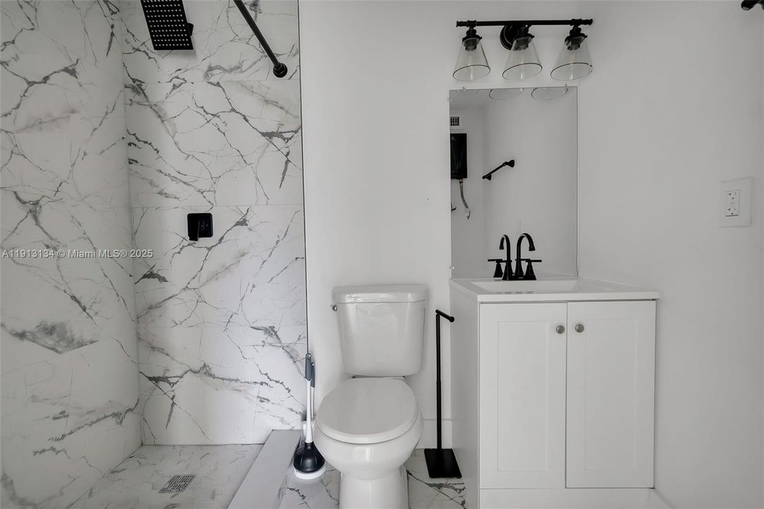 For Sale: $599,000 (6 beds, 3 baths, 1035 Square Feet)