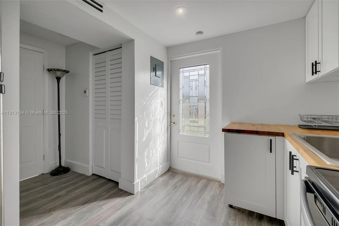 For Sale: $599,000 (6 beds, 3 baths, 1035 Square Feet)