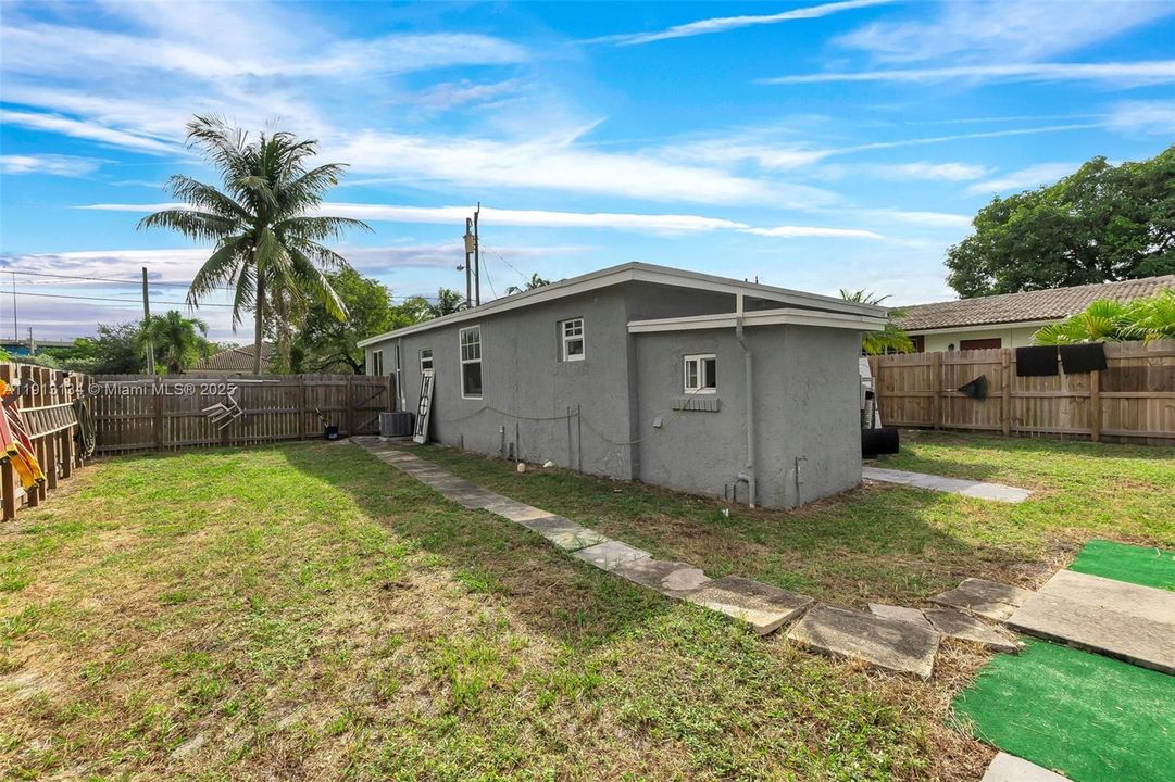 For Sale: $599,000 (6 beds, 3 baths, 1035 Square Feet)