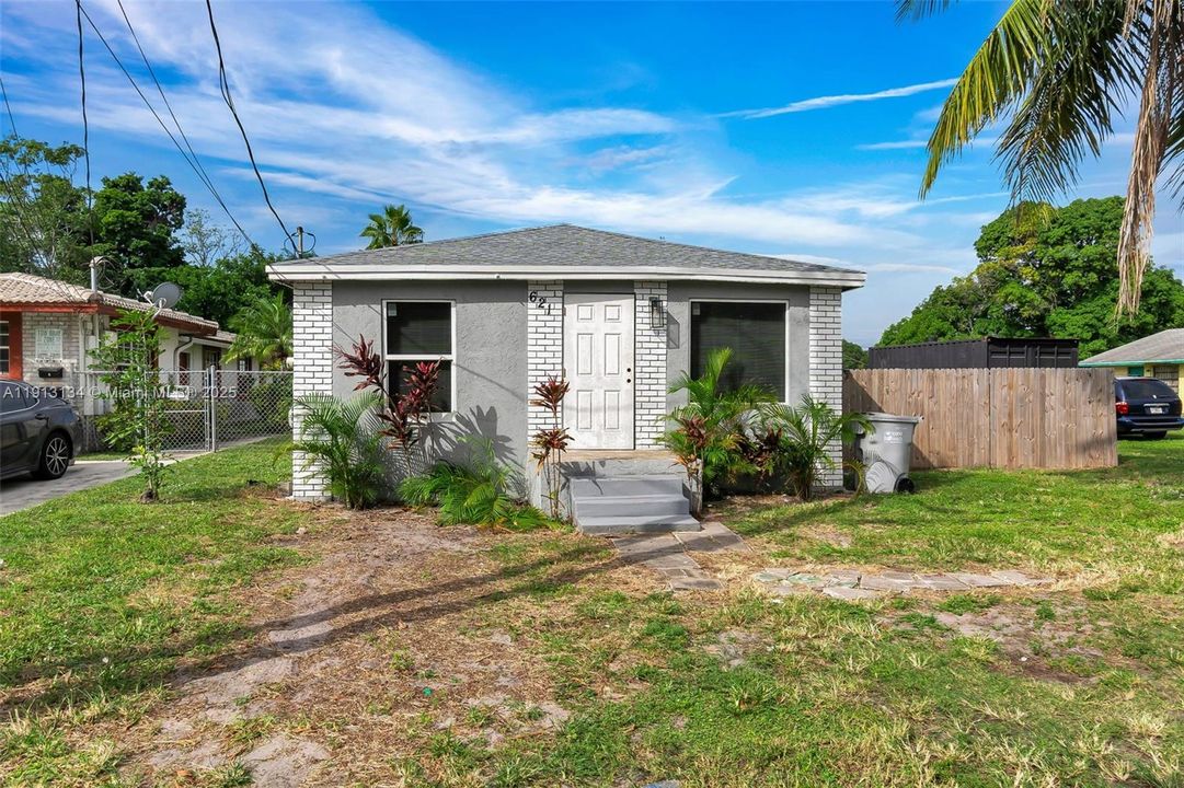 For Sale: $599,000 (6 beds, 3 baths, 1035 Square Feet)