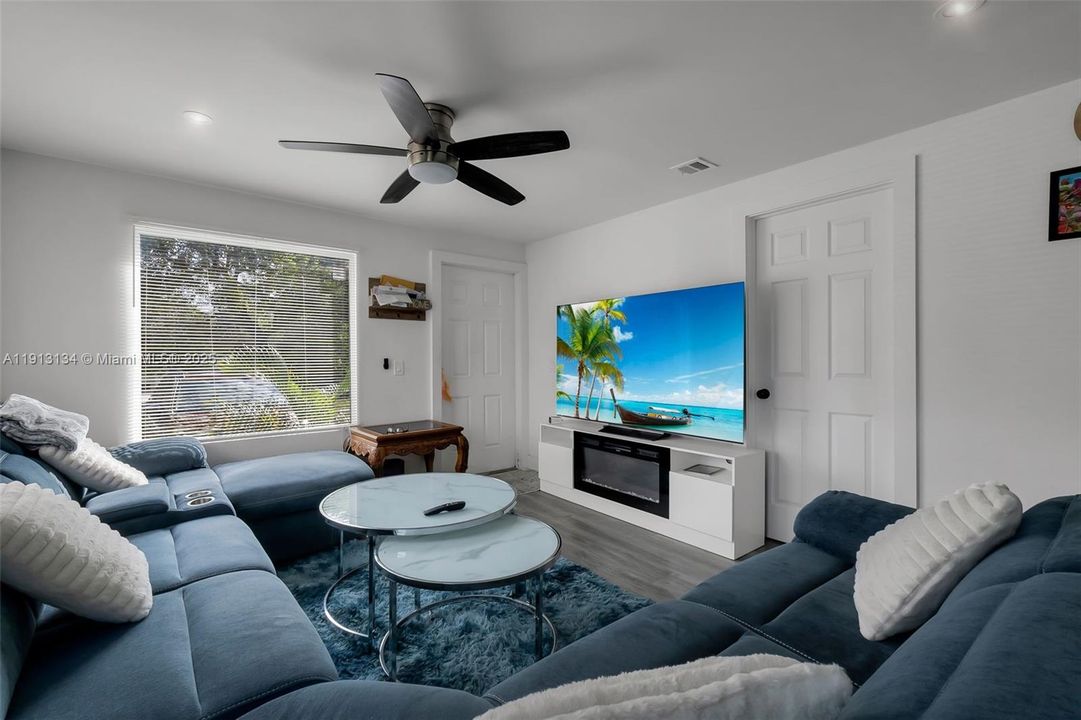 For Sale: $599,000 (6 beds, 3 baths, 1035 Square Feet)