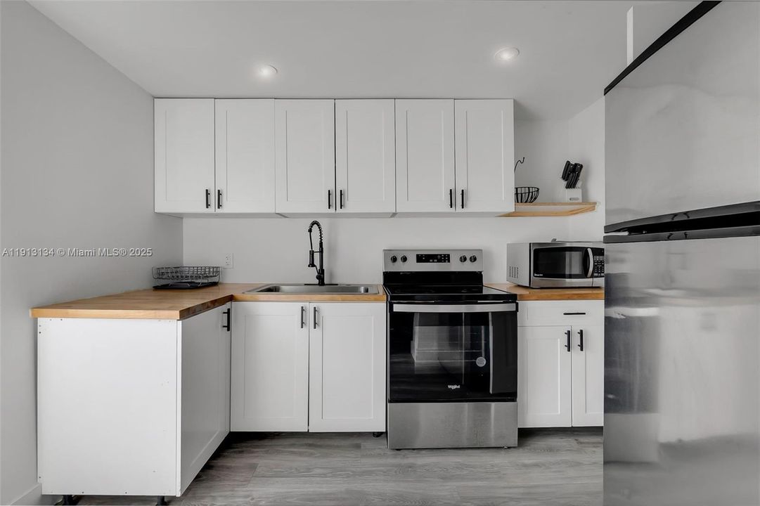 For Sale: $599,000 (6 beds, 3 baths, 1035 Square Feet)