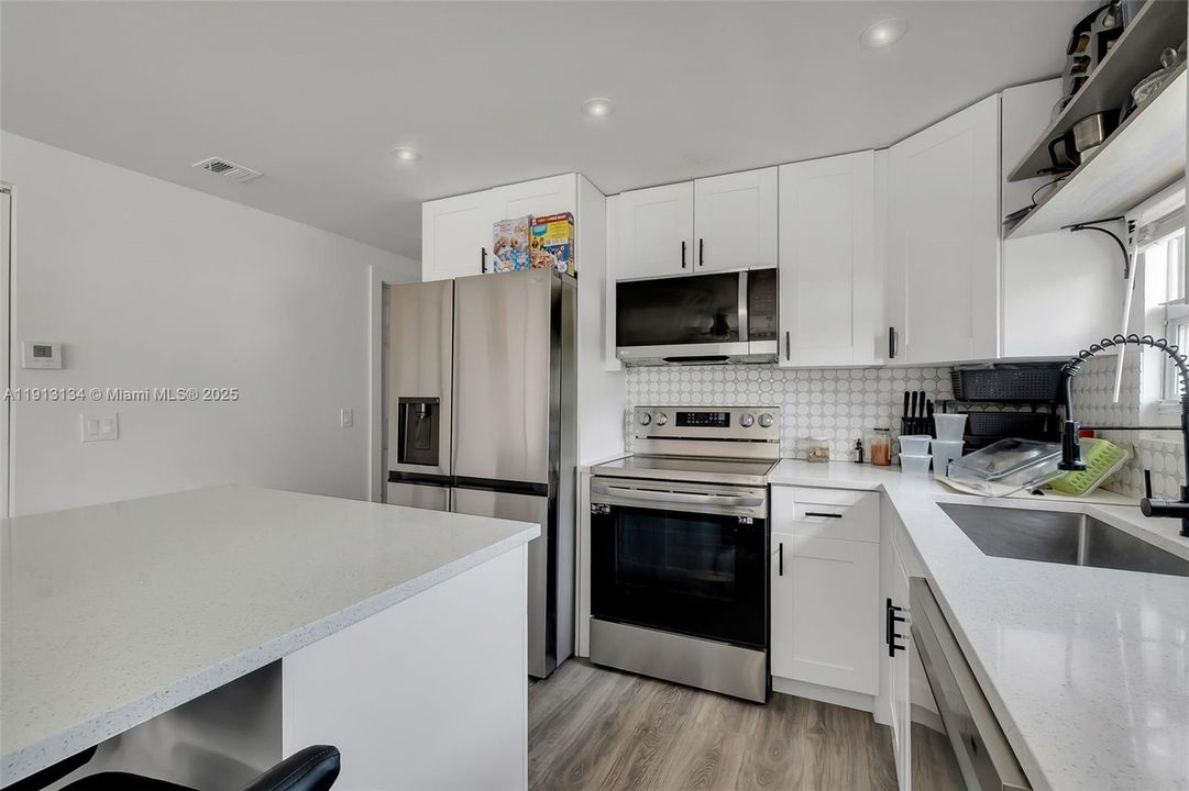 For Sale: $599,000 (6 beds, 3 baths, 1035 Square Feet)