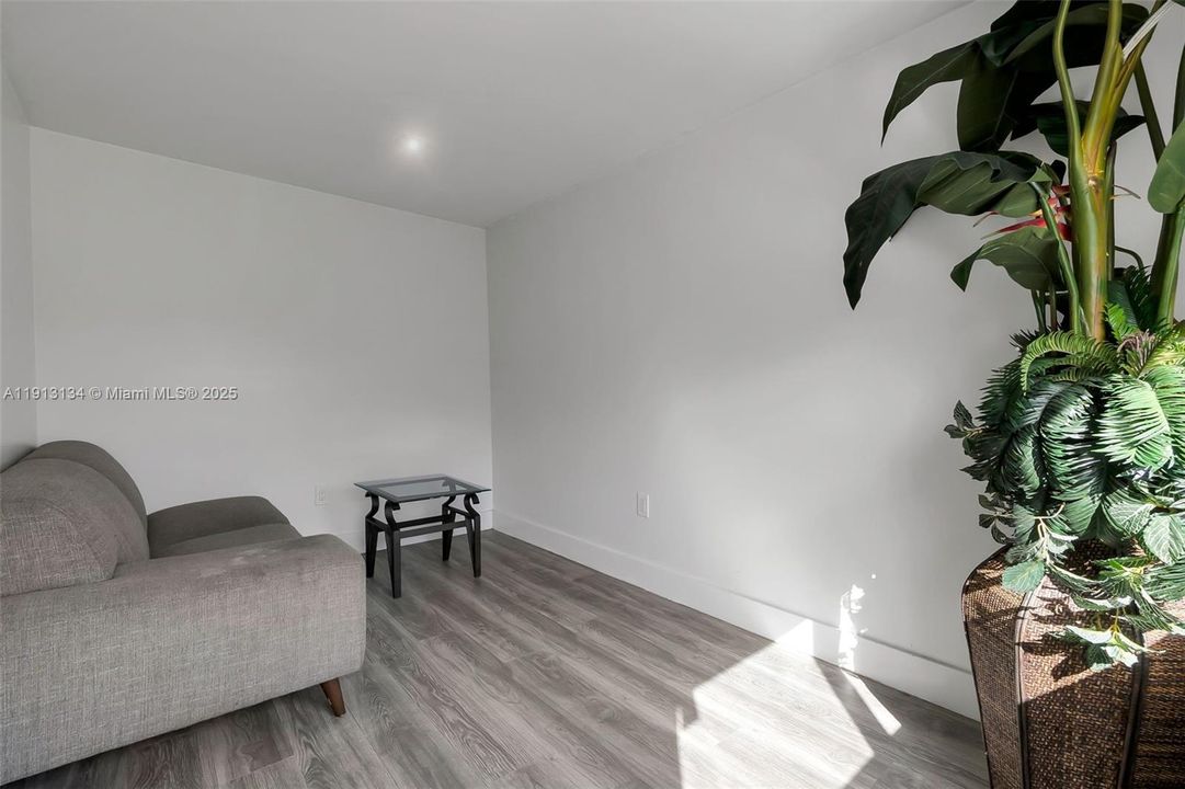 For Sale: $599,000 (6 beds, 3 baths, 1035 Square Feet)