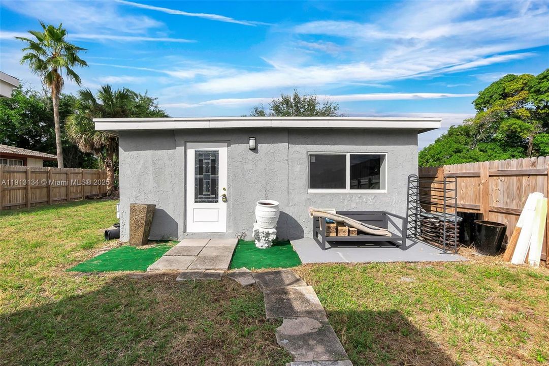 For Sale: $599,000 (6 beds, 3 baths, 1035 Square Feet)