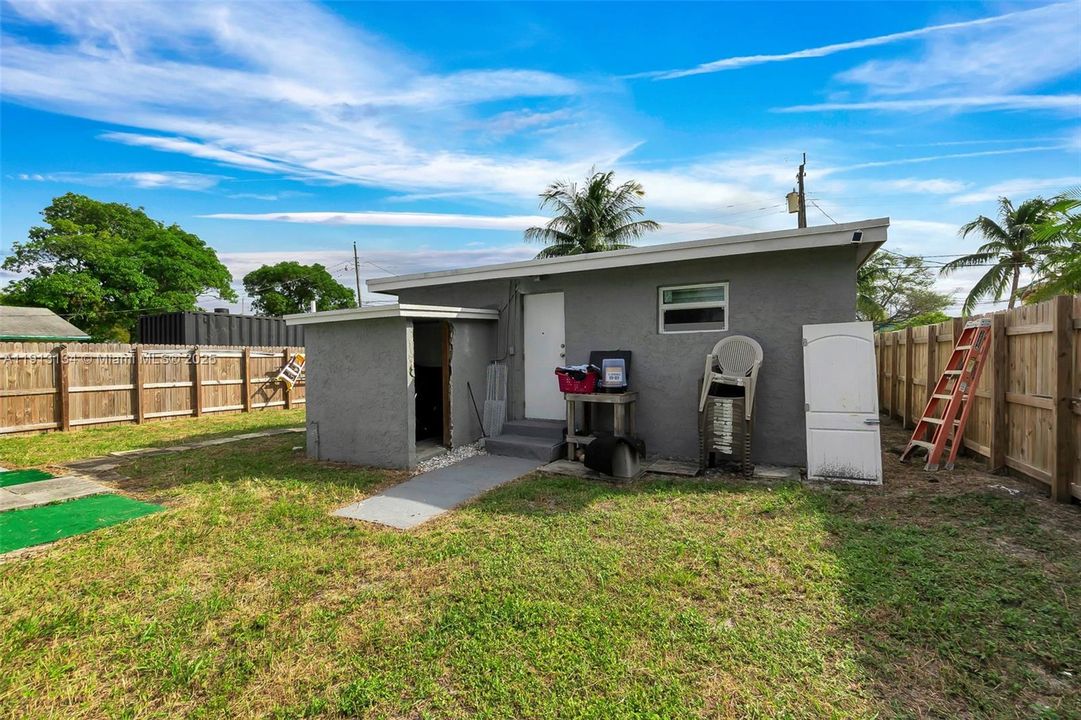 For Sale: $599,000 (6 beds, 3 baths, 1035 Square Feet)