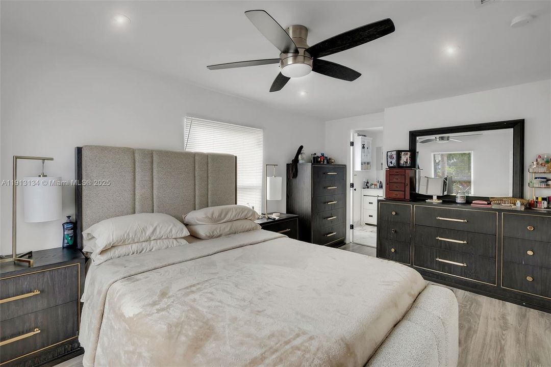 For Sale: $599,000 (6 beds, 3 baths, 1035 Square Feet)