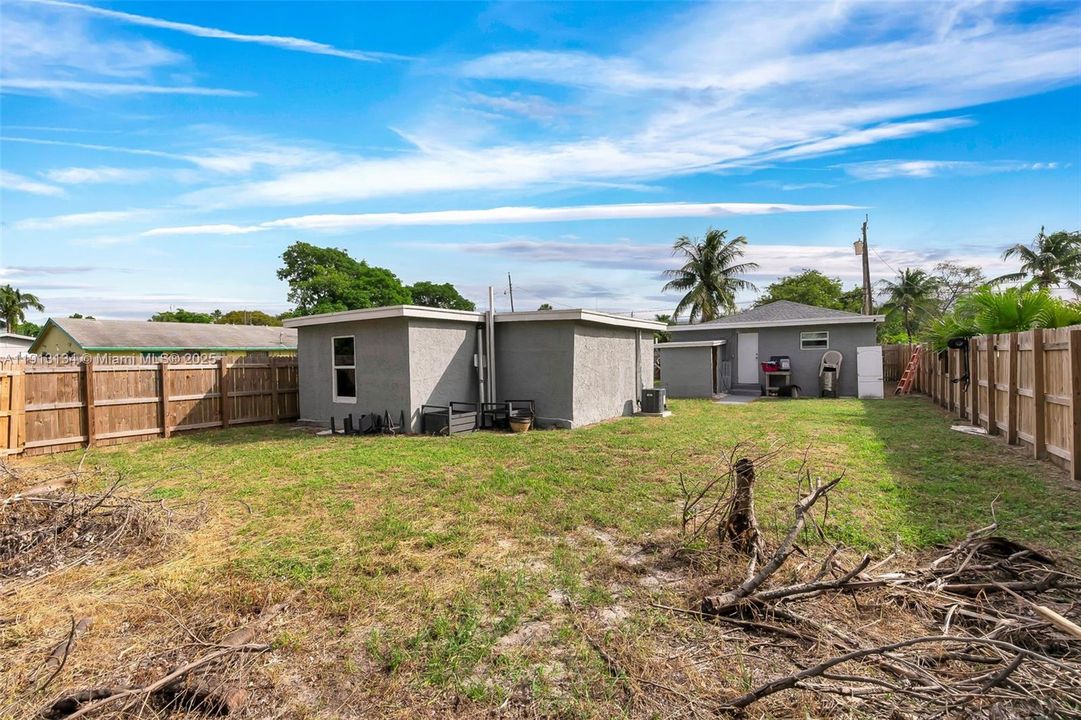 For Sale: $599,000 (6 beds, 3 baths, 1035 Square Feet)