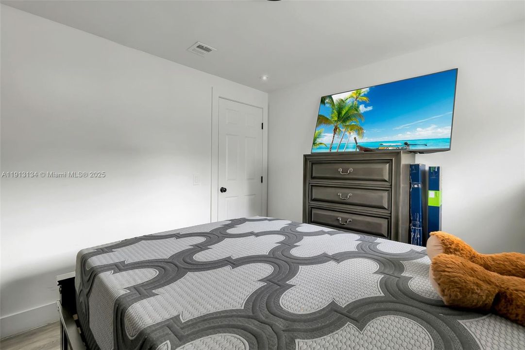 For Sale: $599,000 (6 beds, 3 baths, 1035 Square Feet)