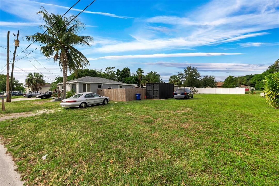 For Sale: $599,000 (6 beds, 3 baths, 1035 Square Feet)