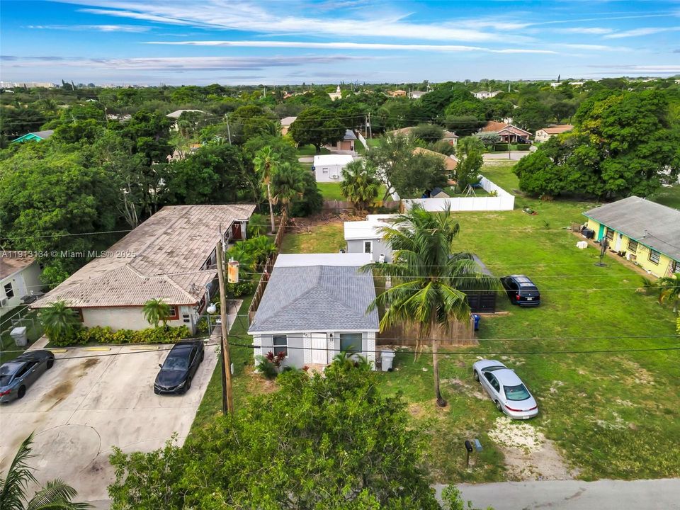 For Sale: $599,000 (6 beds, 3 baths, 1035 Square Feet)