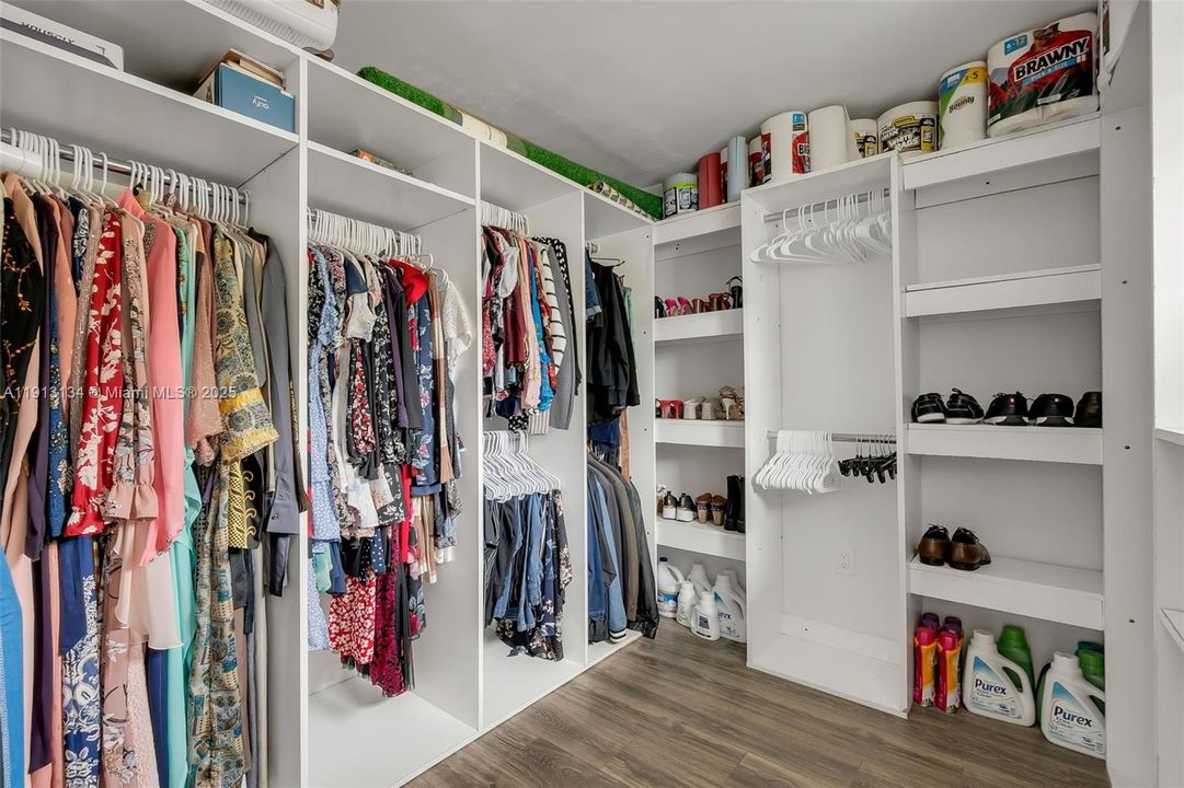 For Sale: $599,000 (6 beds, 3 baths, 1035 Square Feet)