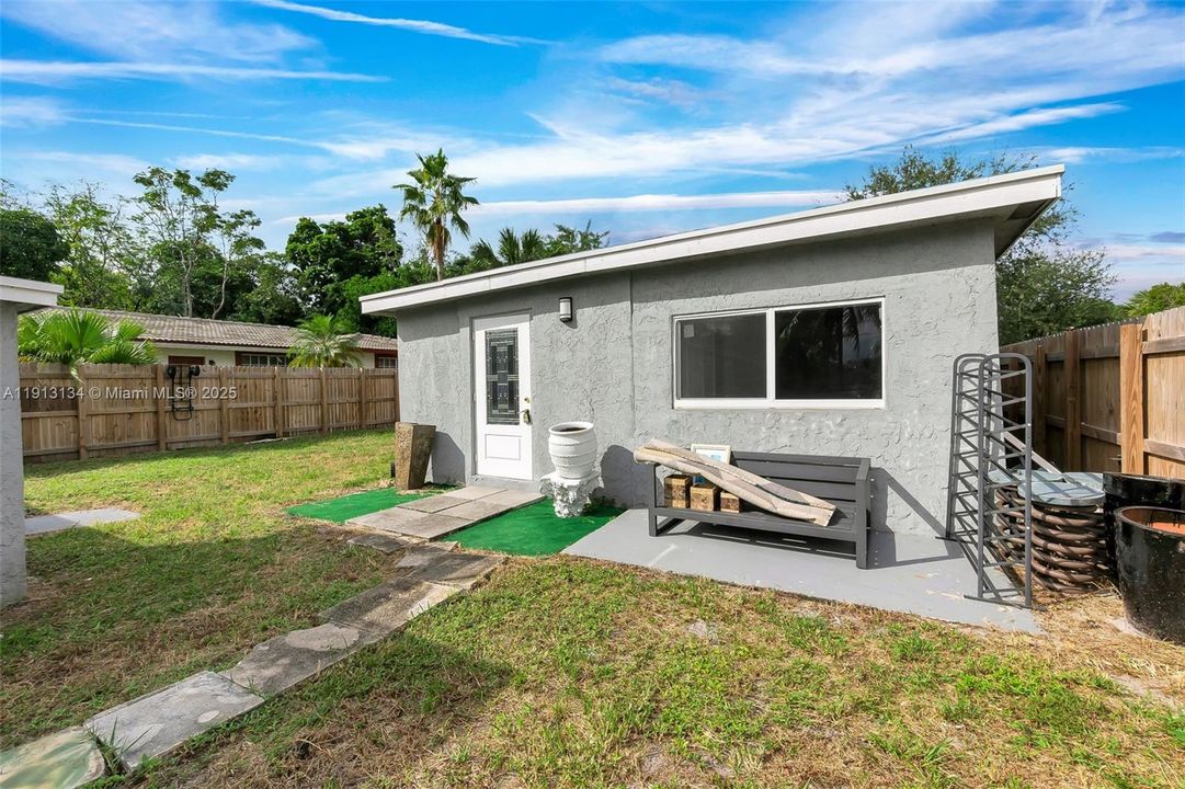 For Sale: $599,000 (6 beds, 3 baths, 1035 Square Feet)