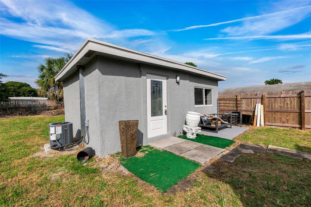 For Sale: $599,000 (6 beds, 3 baths, 1035 Square Feet)