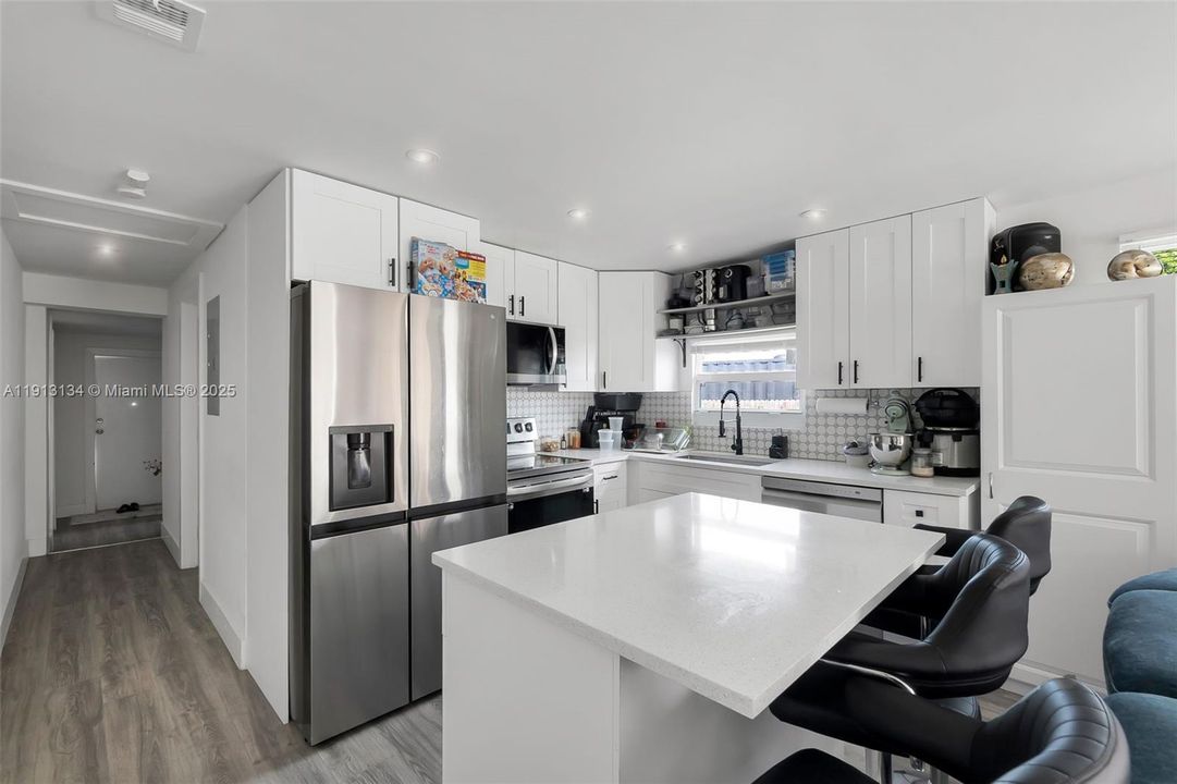 For Sale: $599,000 (6 beds, 3 baths, 1035 Square Feet)