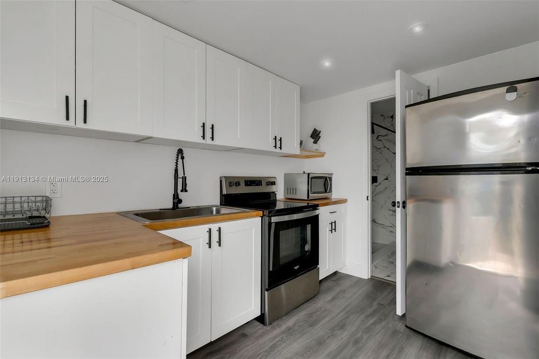 For Sale: $599,000 (6 beds, 3 baths, 1035 Square Feet)