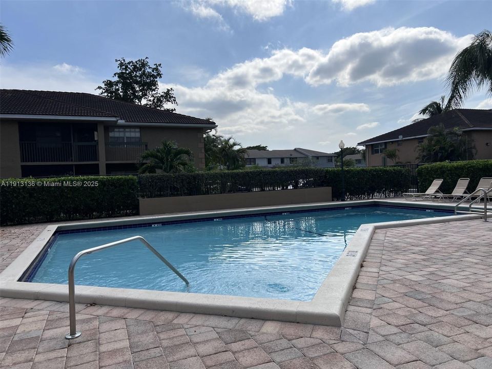 Active With Contract: $2,250 (2 beds, 2 baths, 914 Square Feet)