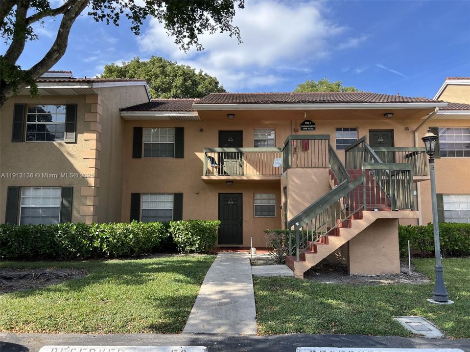 Active With Contract: $2,250 (2 beds, 2 baths, 914 Square Feet)