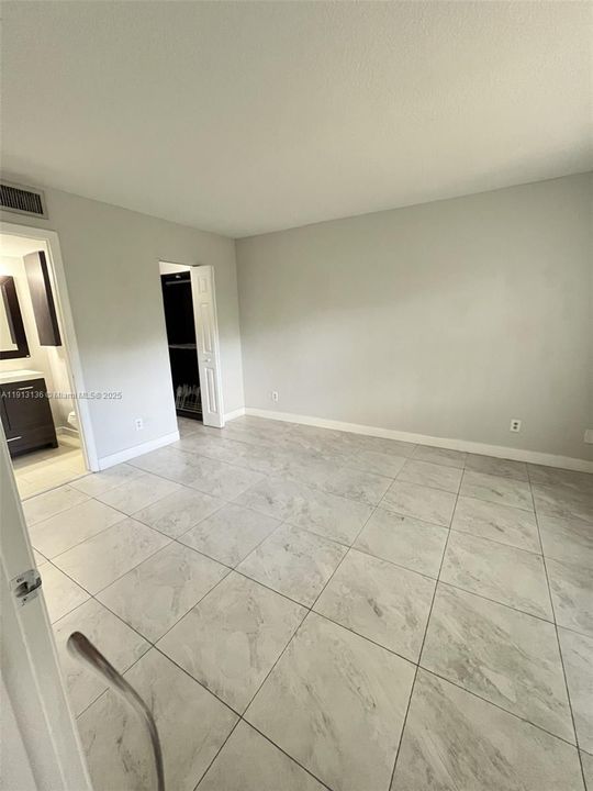 Active With Contract: $2,250 (2 beds, 2 baths, 914 Square Feet)