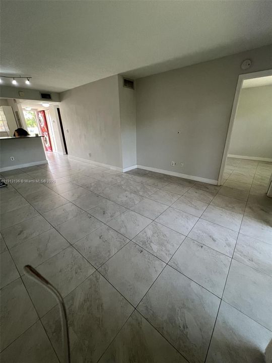 Active With Contract: $2,250 (2 beds, 2 baths, 914 Square Feet)