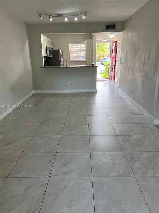 Active With Contract: $2,250 (2 beds, 2 baths, 914 Square Feet)