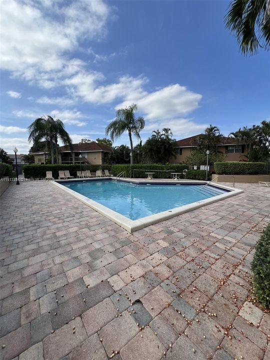 Active With Contract: $2,250 (2 beds, 2 baths, 914 Square Feet)