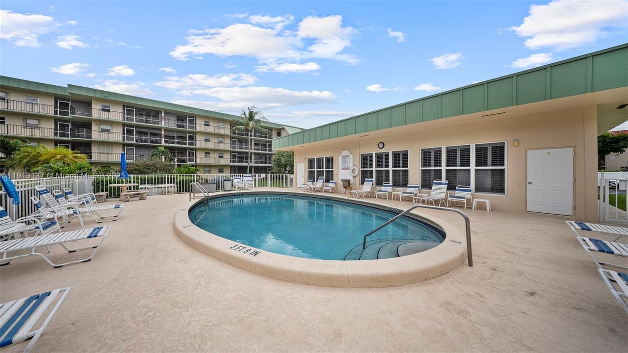 For Sale: $130,000 (1 beds, 1 baths, 800 Square Feet)