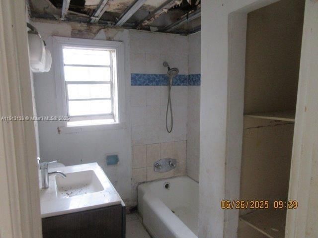 For Sale: $239,900 (2 beds, 1 baths, 937 Square Feet)