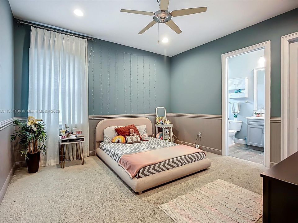 For Sale: $3,290,000 (5 beds, 6 baths, 5161 Square Feet)