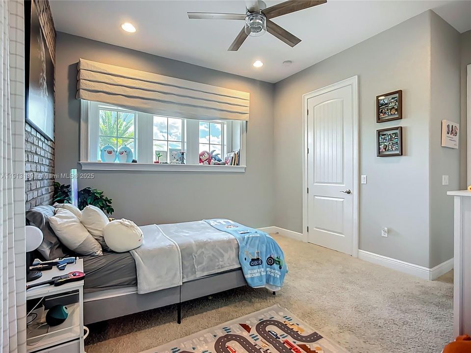 For Sale: $3,290,000 (5 beds, 6 baths, 5161 Square Feet)