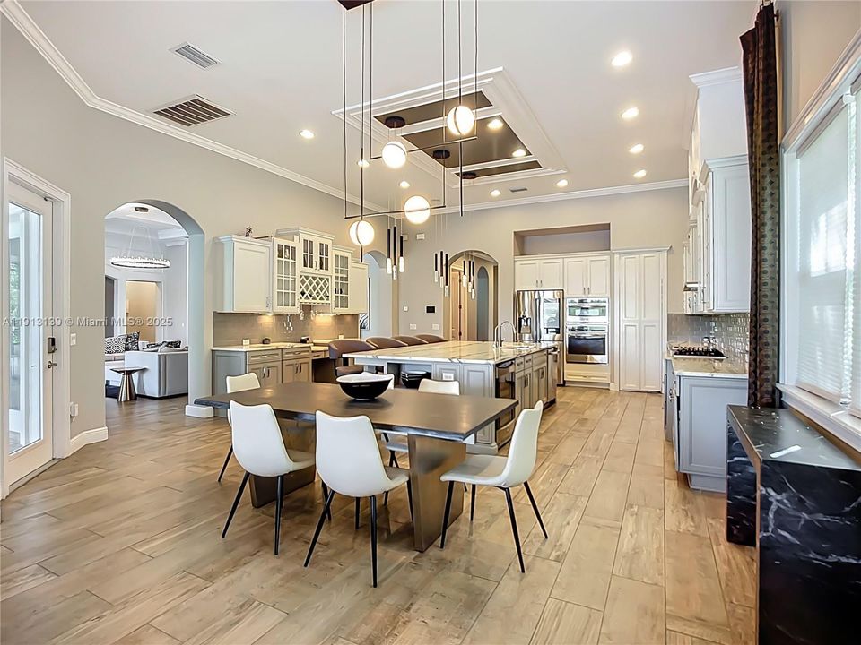 For Sale: $3,290,000 (5 beds, 6 baths, 5161 Square Feet)