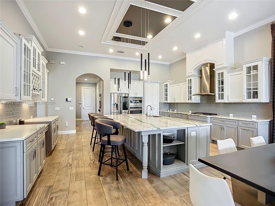 For Sale: $3,290,000 (5 beds, 6 baths, 5161 Square Feet)