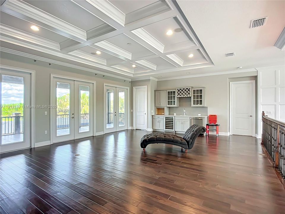 For Sale: $3,290,000 (5 beds, 6 baths, 5161 Square Feet)