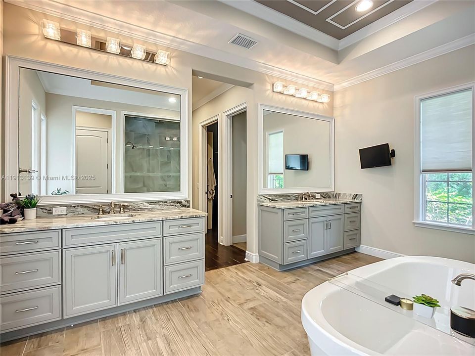 For Sale: $3,290,000 (5 beds, 6 baths, 5161 Square Feet)