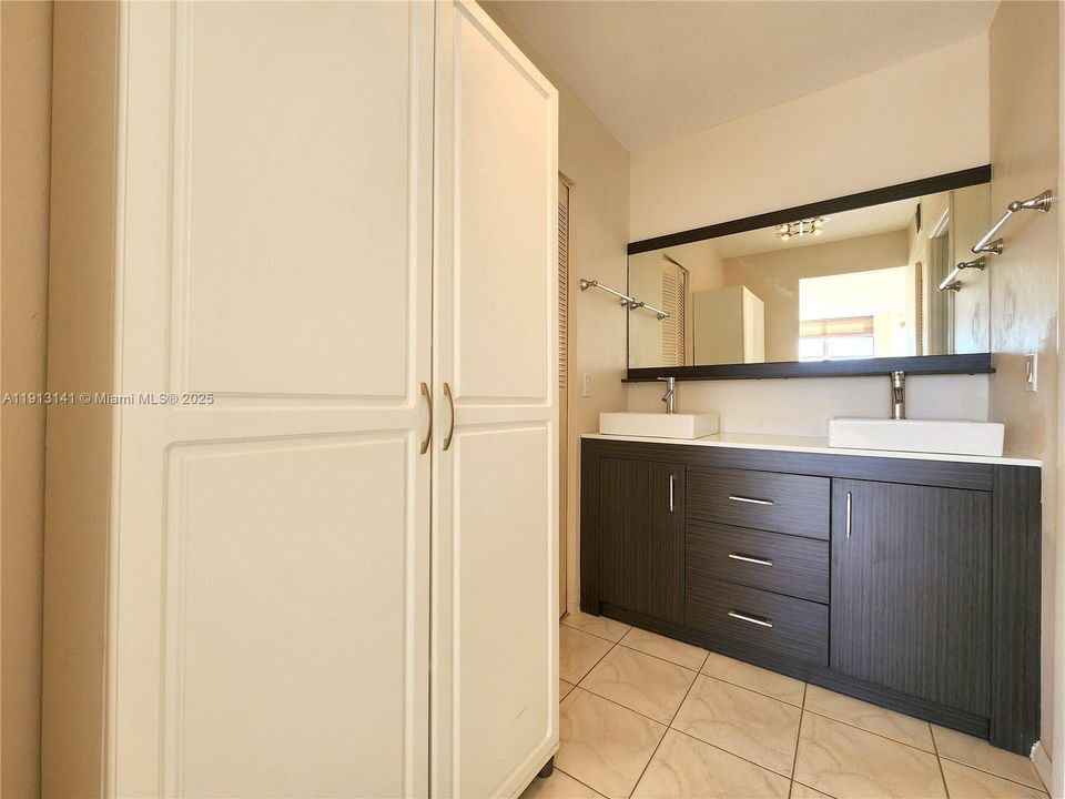 For Sale: $210,000 (2 beds, 2 baths, 1112 Square Feet)