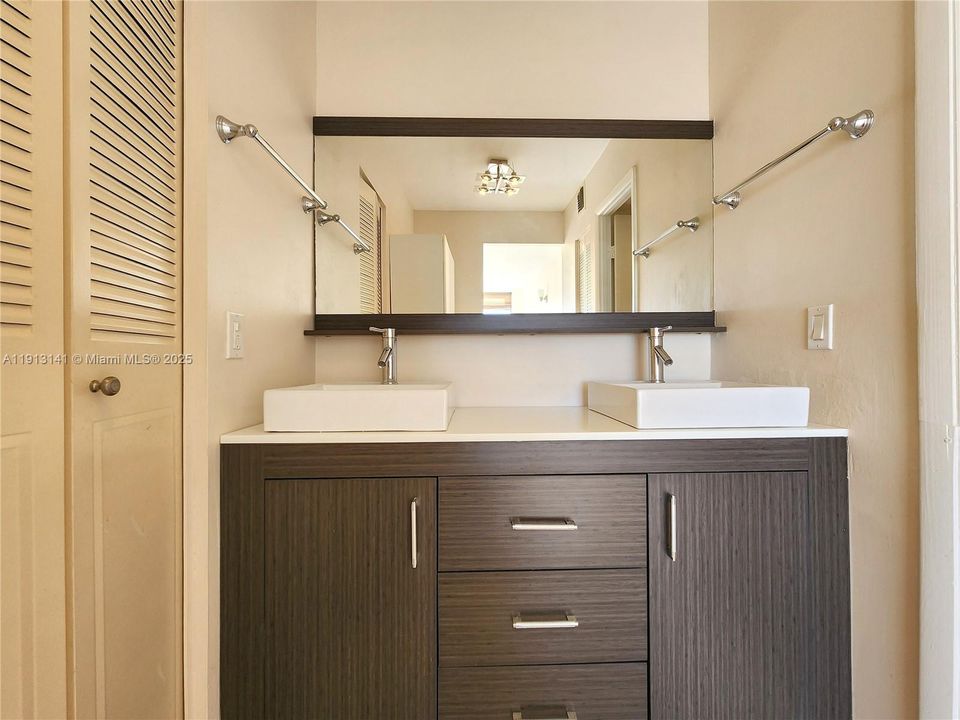 For Sale: $210,000 (2 beds, 2 baths, 1112 Square Feet)