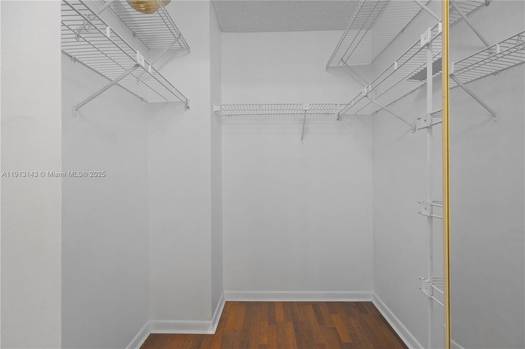 合同活跃: $3,700 (3 贝兹, 2 浴室, 1642 平方英尺)