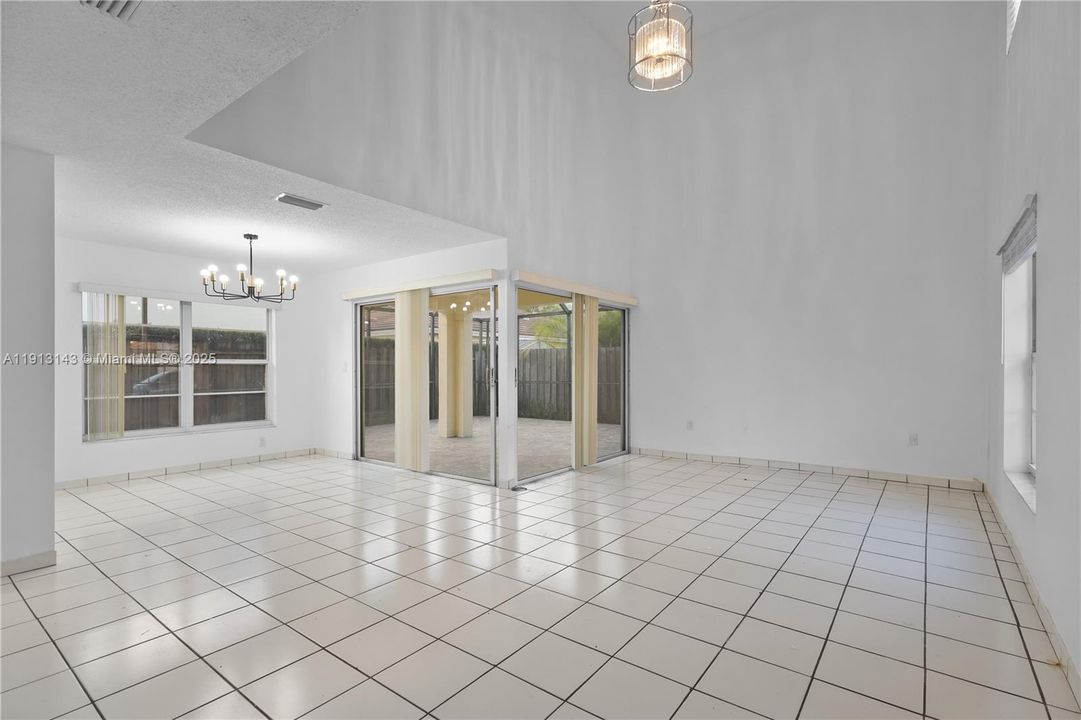 合同活跃: $3,700 (3 贝兹, 2 浴室, 1642 平方英尺)