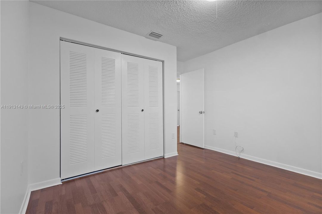 合同活跃: $3,700 (3 贝兹, 2 浴室, 1642 平方英尺)