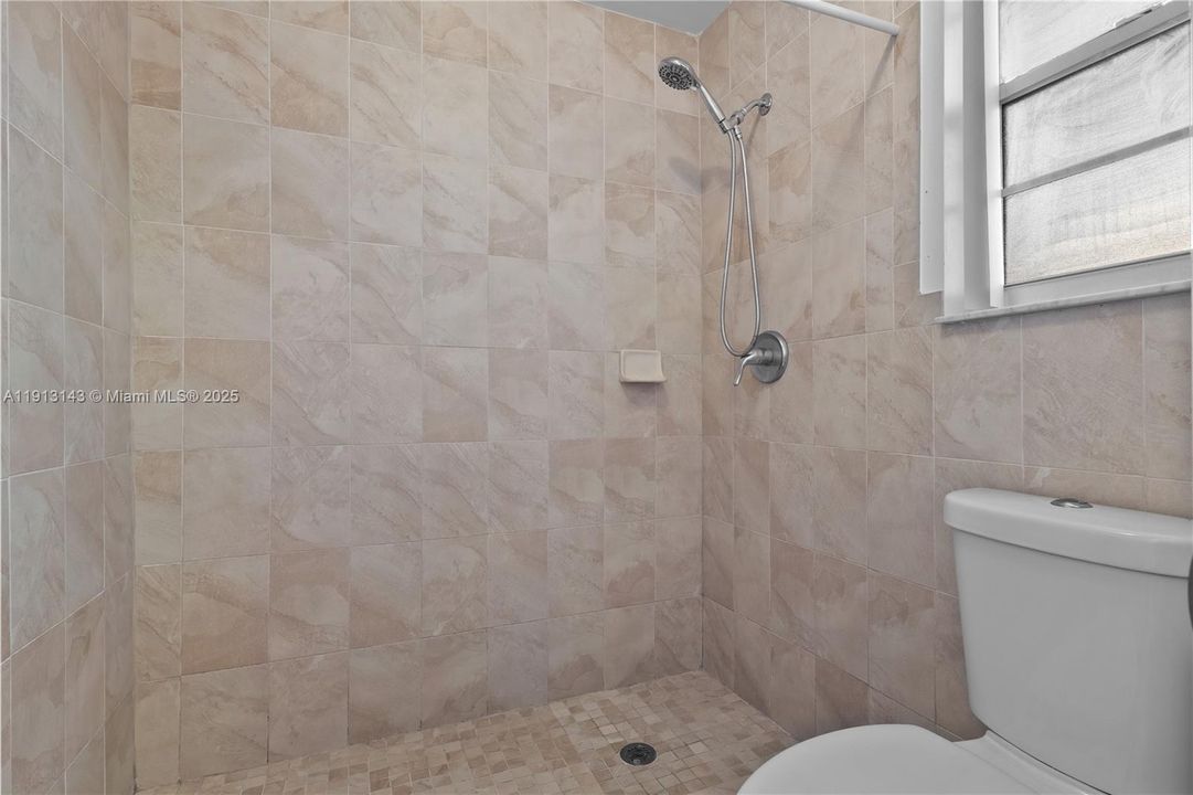 合同活跃: $3,700 (3 贝兹, 2 浴室, 1642 平方英尺)