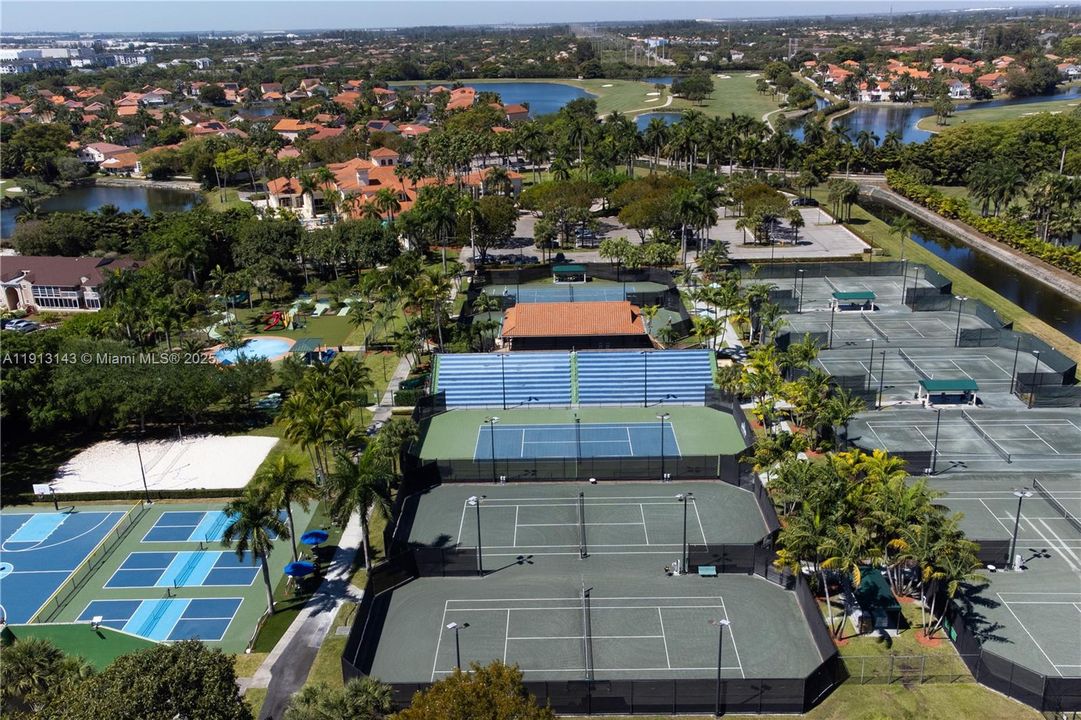 合同活跃: $3,700 (3 贝兹, 2 浴室, 1642 平方英尺)