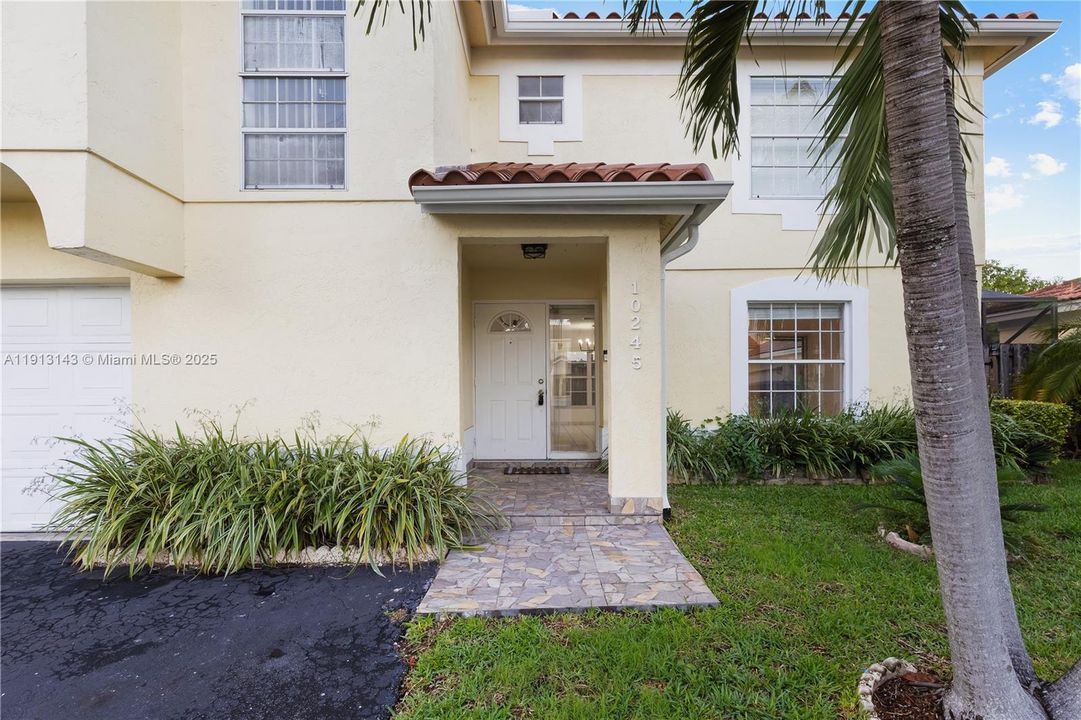 合同活跃: $3,700 (3 贝兹, 2 浴室, 1642 平方英尺)