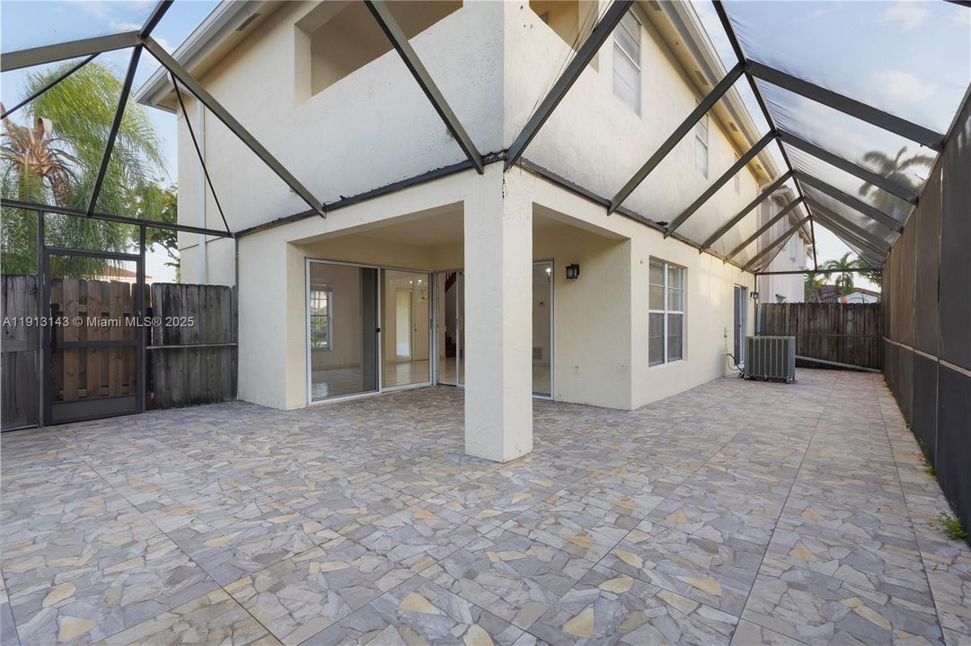 合同活跃: $3,700 (3 贝兹, 2 浴室, 1642 平方英尺)