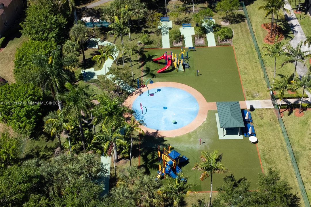 合同活跃: $3,700 (3 贝兹, 2 浴室, 1642 平方英尺)