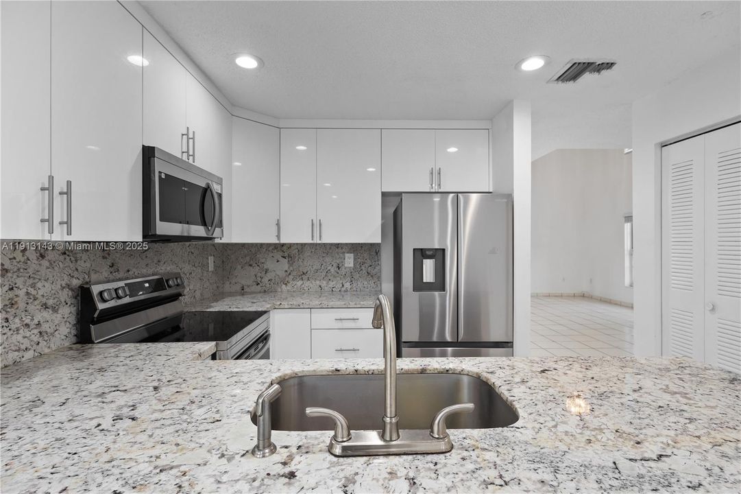 合同活跃: $3,700 (3 贝兹, 2 浴室, 1642 平方英尺)