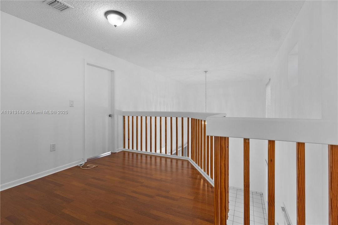 合同活跃: $3,700 (3 贝兹, 2 浴室, 1642 平方英尺)