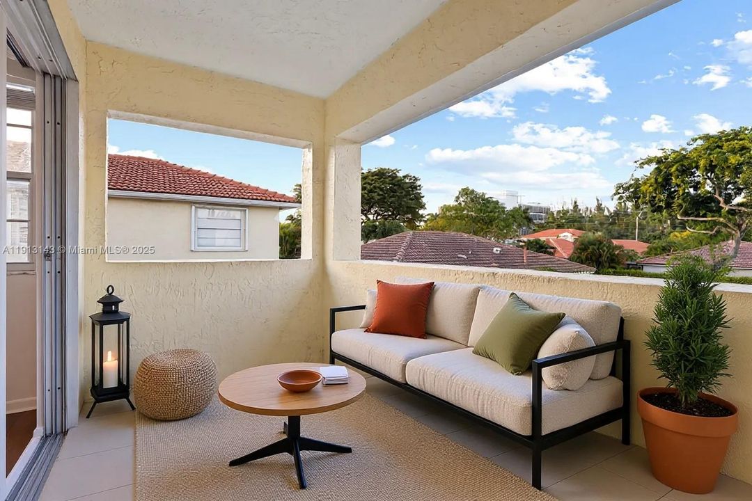 合同活跃: $3,700 (3 贝兹, 2 浴室, 1642 平方英尺)