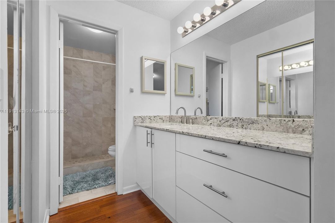 合同活跃: $3,700 (3 贝兹, 2 浴室, 1642 平方英尺)