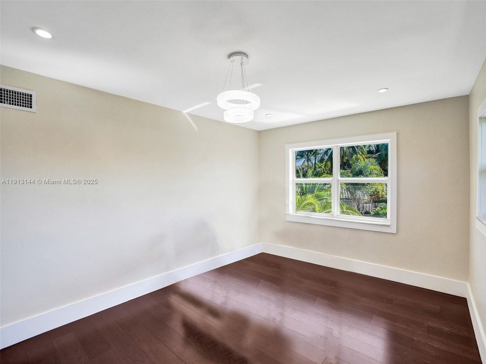 出租: $9,000 (4 贝兹, 3 浴室, 2128 平方英尺)