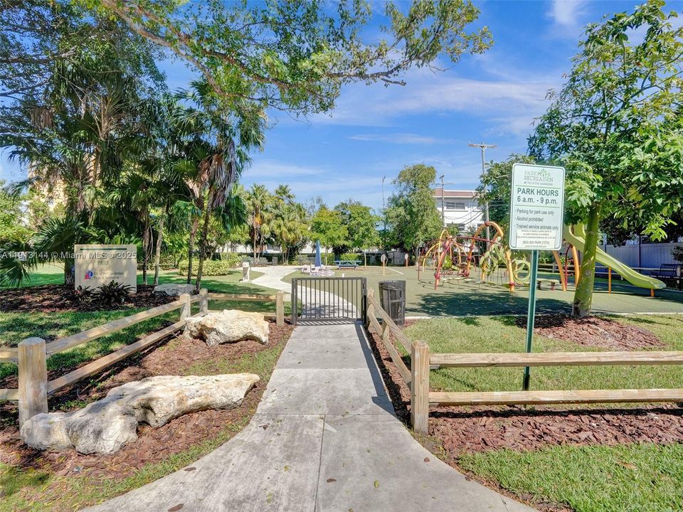 出租: $9,000 (4 贝兹, 3 浴室, 2128 平方英尺)